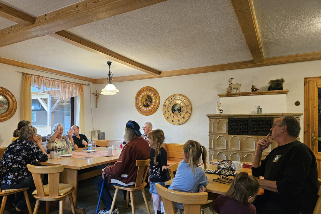 Amberg. Am 8. Oktober 2025 fand im Nachbarschaftstreff Luitpoldhöhe zum fünften Mal ein Bingo-Nachmittag statt, der im Programm Sozialer Zusammenhalt den Austausch der Generationen stärkte.