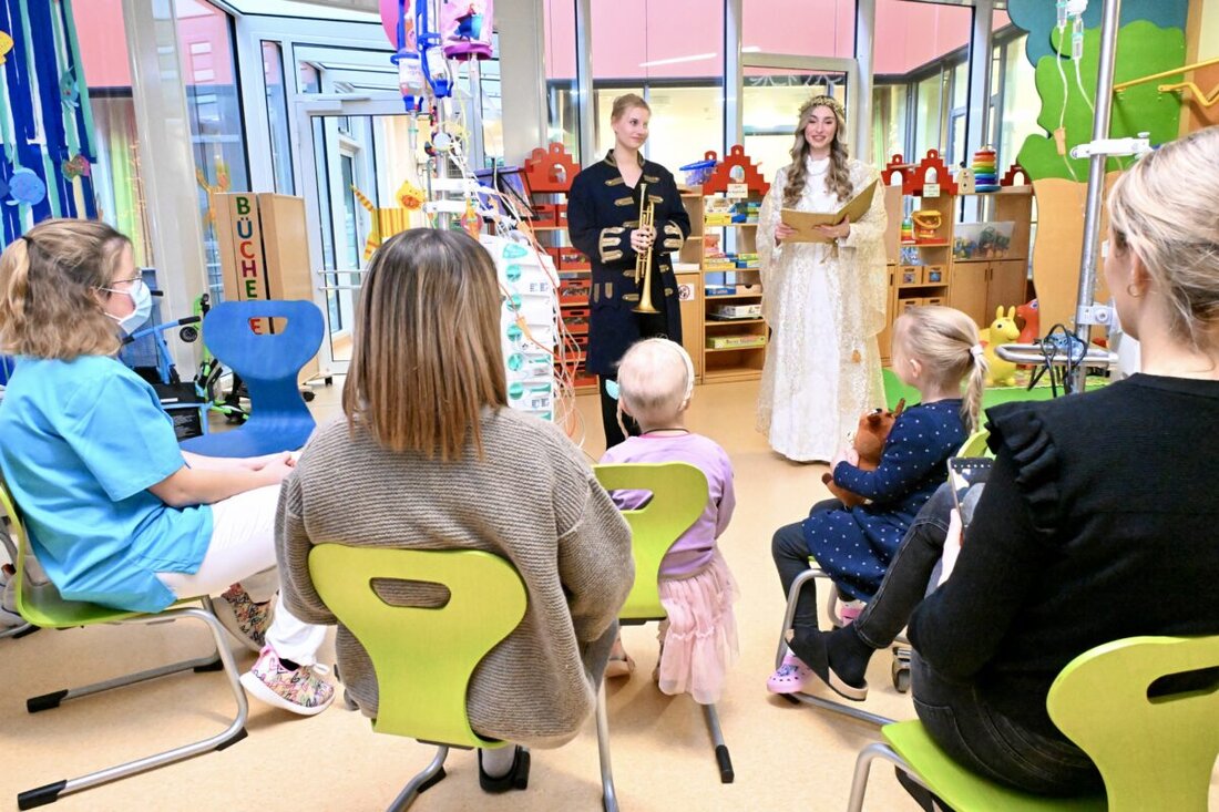 Regensburg. Das "Fürstliche Christkind" besuchte traditionell mit Geschenken die KUNO-Kinderklinik am UKR, um 34 kranke Kinder und Jugendliche vorweihnachtlich zu erfreuen. Begleitet wurde es von einer Trompeterin, die weihnachtliche Lieder spielte.