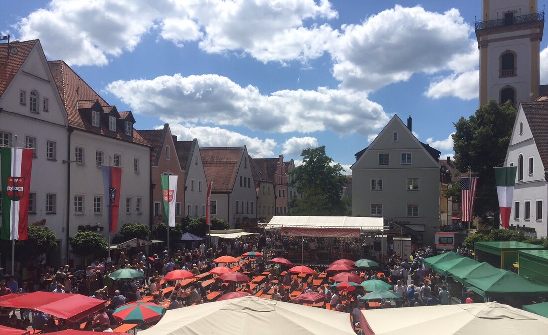 Weiden. Bei herrlichem Sonnenschein und perfekten Temperaturen ist seit dem Festbieranstich um 11 Uhr Etliches geboten beim 45. Bürgerfest in Weiden. Auf der Festmeile zwischen dem Oberen und Unteren Tor herrscht [&hellip;]