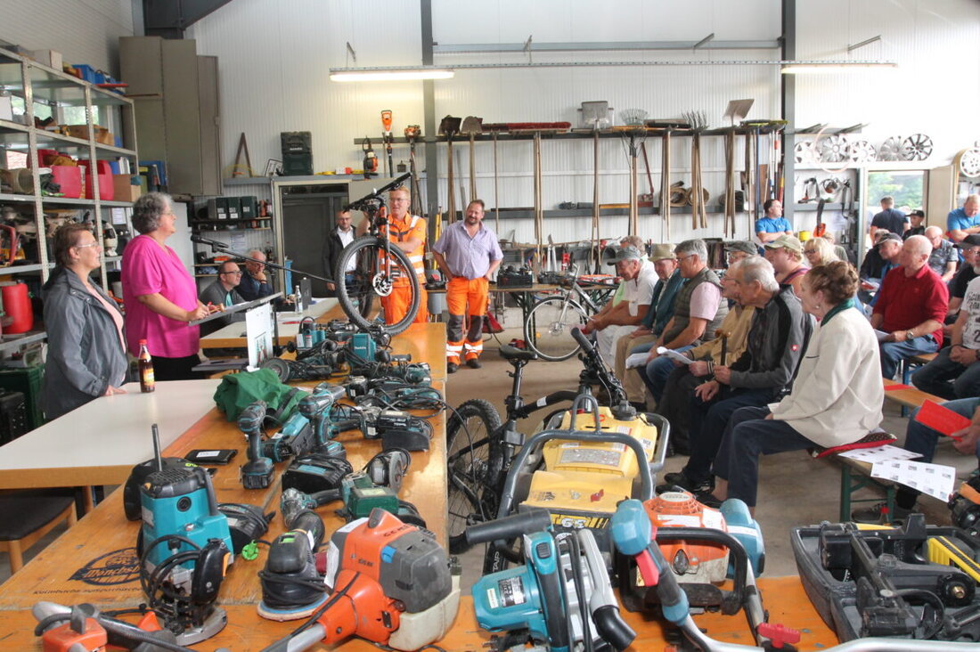 Waidhaus. Bei einer Fundsachenversteigerung fand ein großer Andrang statt, bei dem diverse Artikel, darunter Fahrräder und Werkzeuge, unter den Hammer kamen. Ein Baggerspecht erzielte mit 1.900 Euro den höchsten Einzelerlös; der Erlös dient dem Gemeindehaushalt.