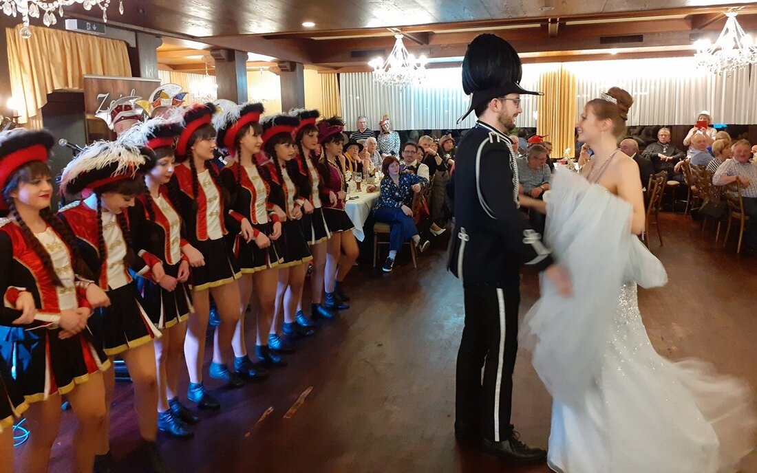 Wurz/Baumgarten. Die Feuerwehr Wurz kann feiern: Das zeigt der Faschingsball heuer einmal mehr.  Von Tom Kreuzer  Auf zwei Ebenen haben Faschingsnarren von Jung bis Alt beim Faschingsball der Freiwilligen Feuerwehr [&hellip;]