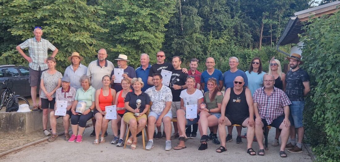 Floß. Bei der dritten Boule-Marktmeisterschaft in Floß gewannen "M & N - die Aufsteiger" gegen "Die Murmeltiere" im Finale mit 9:8. Die Veranstaltung fand bei bestem Wetter statt und lockte zahlreiche Zuschauer an.