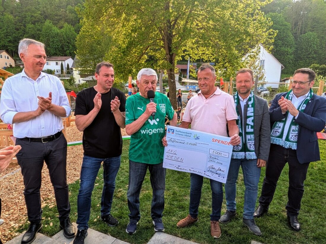 Rieden. Der Fußball-Förderkreis des 1. FC Rieden spendete 5.000 Euro für den neuen inklusiven Mehrgenerationenspielplatz und übergab den Scheck nach der Segnung durch zwei Geistliche. Seit 43 Jahren fördert er den Verein.