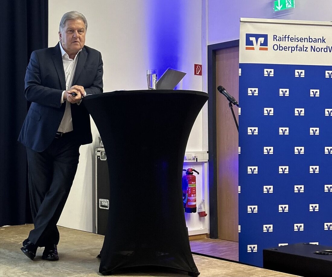 Kemnath. Markus Hörwick, ehemaliger Mediendirektor des FC Bayern München, sprach vor rund 100 Führungskräften über Teamhöchstleistungen und zog Parallelen zur Wirtschaft. Er betonte, dass Empathie und klare Führungsstrukturen entscheidend für Erfolg sind.