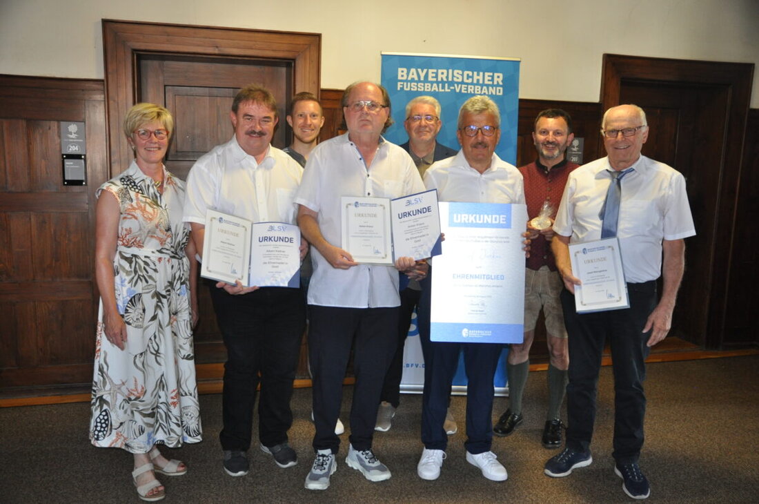 Bad Kötzting. Drei ehrenamtliche Mitarbeiter, die seit 20 Jahren im Bayerischen Fußballverband engagiert sind, zeichnete der Fußballbezirk Oberpfalz im Saal des Rathauses Bad Kötzting mit der BFV- und BLSV-Ehrennadel in Gold aus: die beiden Kreissportgerichtsvorsitzenden Anton Kraus (Regensburg) und Josef Weingärtner (Cham/Schwandorf) sowie den Kreisvorsitzenden Amberg/Weiden, Albert Kellner. Zudem verlieh BFV-Vizepräsident und Bezirksvorsitzender Thomas Graml die Ehrenmitgliedschaft des Fußballbezirks an Josef Janker und verabschiedete Philipp Engl, der in den vergangenen vier Jahren als U30-Mitglied dem Bezirksausschuss angehört hatte.
