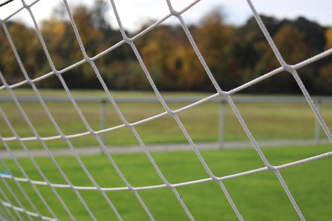 Mantel. Gleich mehrmals zerschnitten unbekannte Täter Fußballtornetze auf dem Sportplatz des VfB Mantel. Wie die Polizei mitteilte haben sich in den vergangenen zwei Wochen unbekannte Täter auf dem Sportplatz des VfB Mantel [&hellip;]
