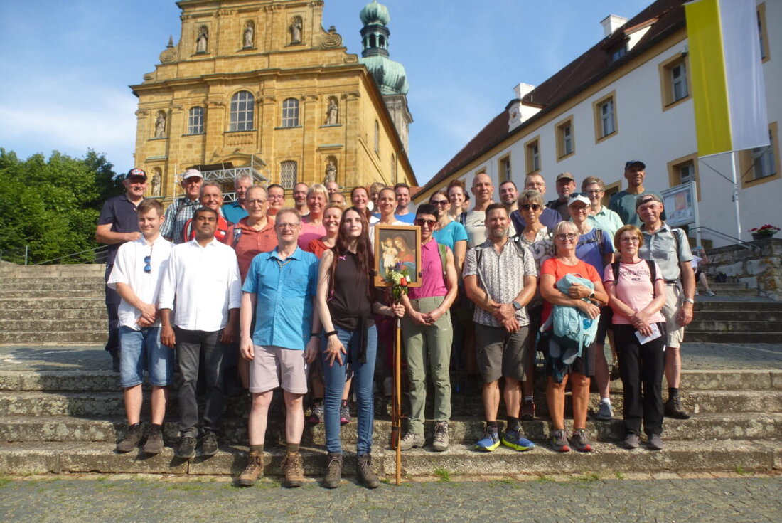 Weiherhammer. Die Fußwallfahrt zum Mariahilfberg in Amberg stand im Gedenken an den im März verstorbenen Leiter Alfons Bogner. Mehr als 30 Pilger gingen 25 Kilometer durch die Nacht. Es folgte ein bewegender Gottesdienst.