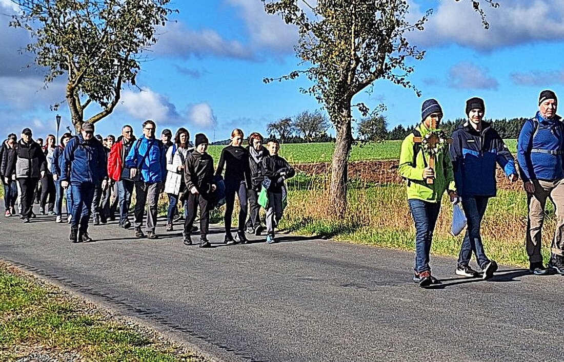 Schirmitz/Bechtsrieth. Pilger aus Schirmitz und Bechtsrieth zogen unter Glockengeläut zum Fahrenberg, begleitet von Gebeten und Gesängen. Die Gruppe erreichte mittags ihr Ziel und feierte gemeinsam eine Messe bei der Muttergottes - Königin des Friedens.
