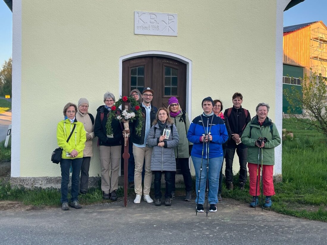  Weiden/Johannisthal. Am weißen Sonntag machten sich Mitglieder der Pfarreiengemeinschaft Herz Jesu und St. Johannes auf den Weg zu ihrer traditionellen Fußwallfahrt nach Johannisthal. 