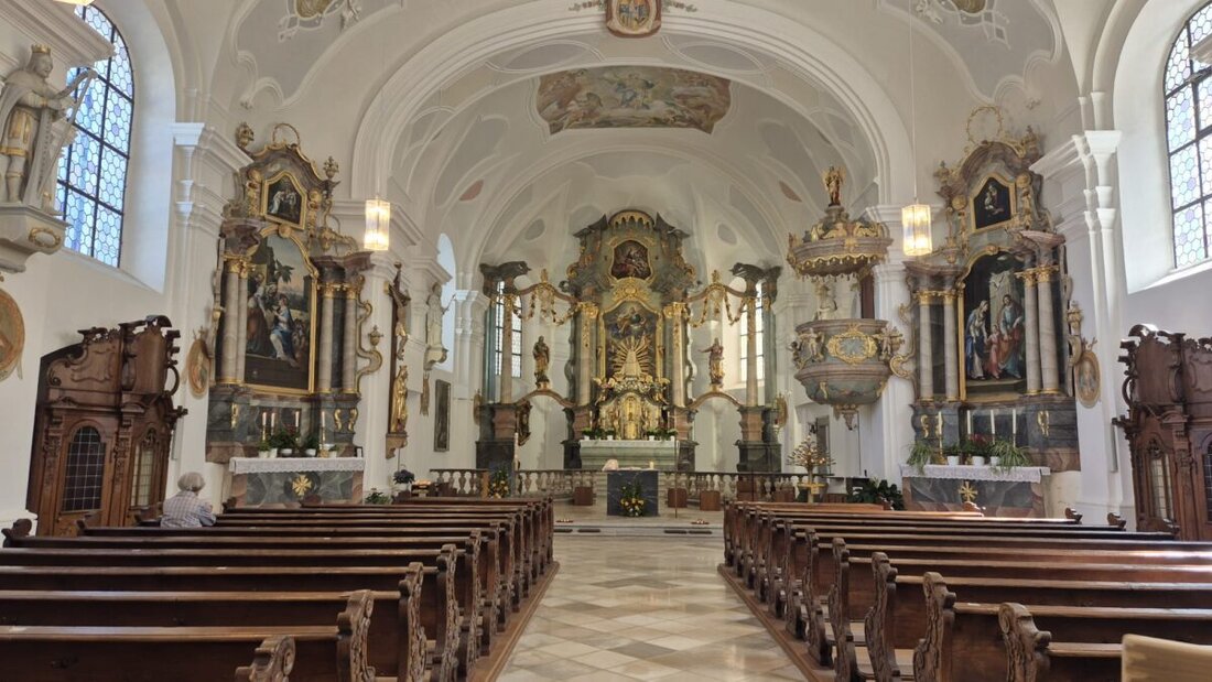 Eslarn. Am 8. August startete die Kolpingsfamilie Eslarn um 7 Uhr zur traditionellen Fußwallfahrt auf den Fahrenberg, begleitet vom Reisesegen und strahlender Sonne. 15 Pilger zogen los, zur Messe kamen 21 Gläubige.