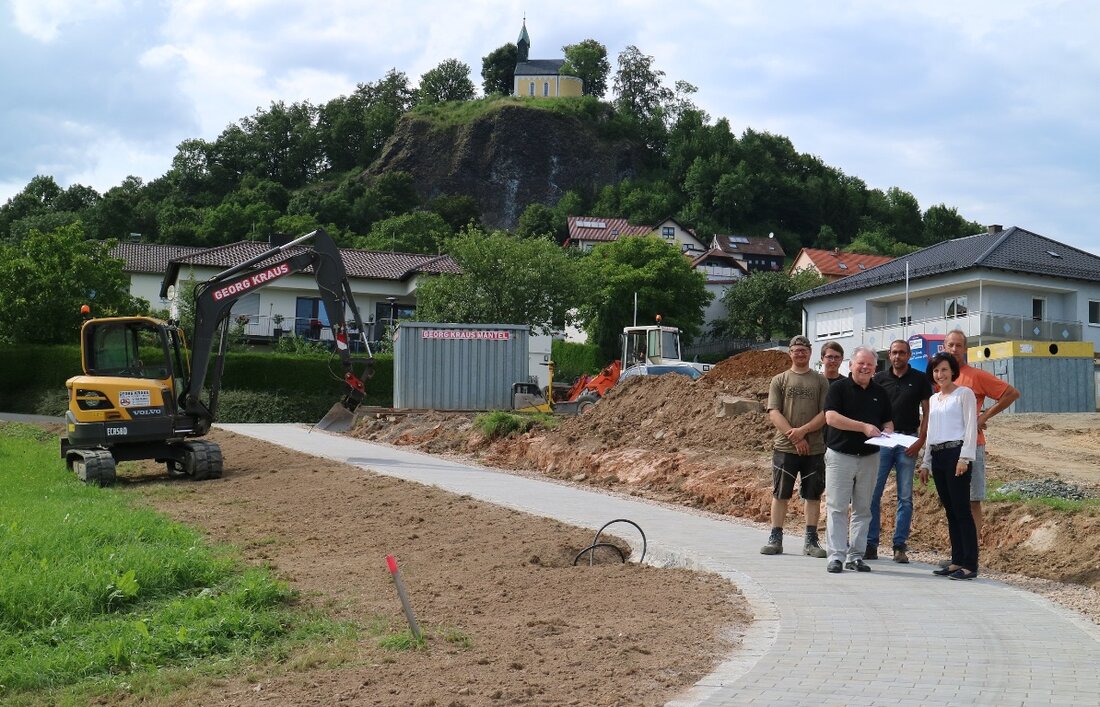 Parkstein. Der neu gebaute Gehweg soll eine kurze Verbindung zwischen den Baugebieten Ost 1, Ost 2 und der Ortsstraße Weidener Straße darstellen. Er wurde betoniert und mit zwei Straßenleuchten ausgestattet. [&hellip;]