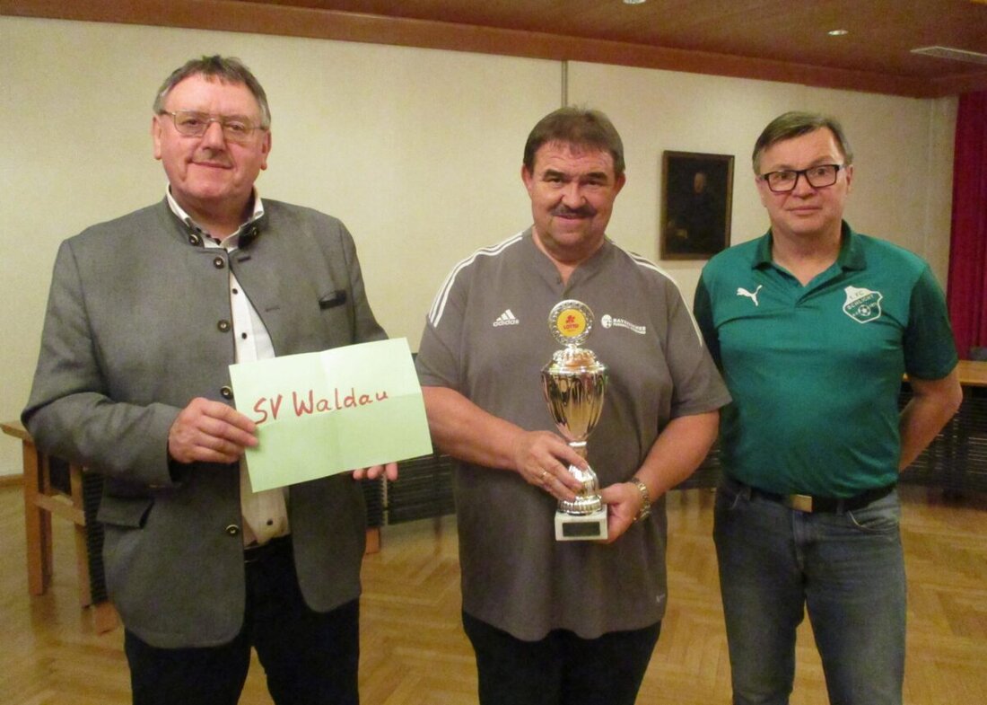 Amberg/Weiden. Die Futsal-Kreismeisterschaft um den Lotto Bayern Hallencup findet am 11. Januar 2025 in Vilseck statt und wird vom 1.FC Schlicht mit 16 Teams ausgerichtet. Die drei Bestplatzierten qualifizieren sich für die Bezirksmeisterschaft am 17. Januar in Weiden.