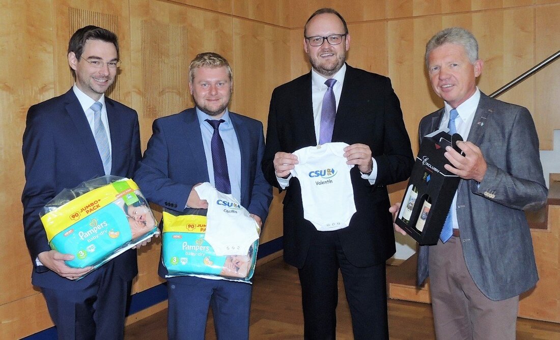Neustadt/WN. Der Kindersegen in der Neustädter CSU-Kreistagsfraktion passt. Landrat Andreas Meier, Fraktionschef Dr. Stephan Oetzinger und sein Stellvertreter Gerald Morgenstern gratulierten Dominik Baschnagel. Von Gerald Morgenstern Im Mai brachte seine Frau [&hellip;]