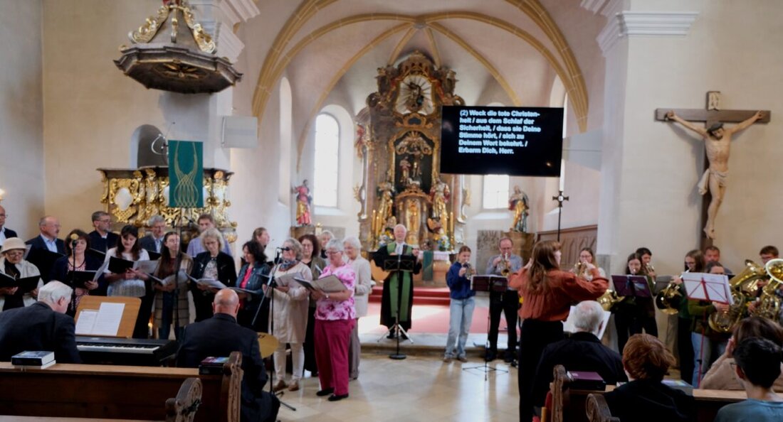 Floß. Mit „GOTTesdienst erleben“ haben die Kirchengemeinden in Floß und Flossenbürg am 19. und 20. September viele Menschen eingeladen und begeistert. Musik und Pfarrer Wilfried Römischer prägten die Feiern.