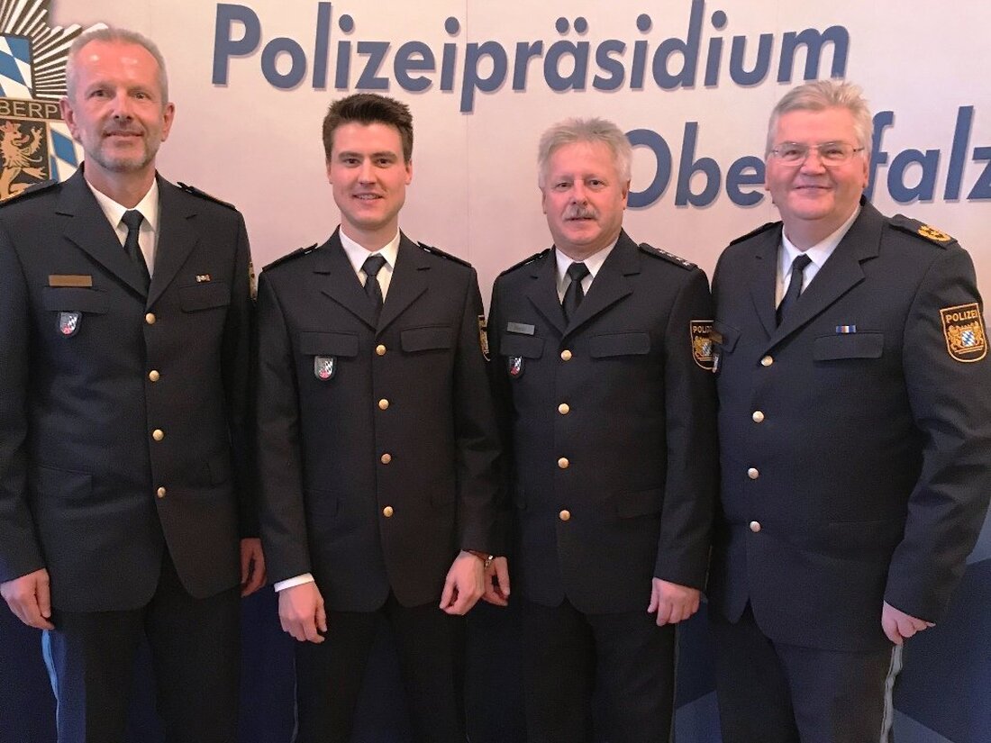 Waidhaus. Polizeipräsident Gerold Mahlmeister verabschiedete am Freitag den langjährigen Leiter der Grenzpolizeiinspektion Waidhaus, Ersten Polizeihauptkommissar Siegfried Meckl, in den Ruhestand. Polizeihauptkommissar Gerhard Lutzenberger leitet die Dienststelle für ein halbes Jahr. [&hellip;]