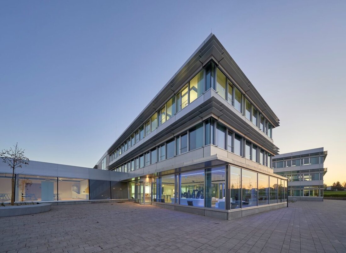 Urensollen. Die GRAMMER AG berichtet über sinkenden Umsatz und operative EBIT im Geschäftsjahr 2024, trotz erfolgreicher Restrukturierungsmaßnahmen und Verkauf der TMD-Gruppe. Für 2025 erwartet das Unternehmen einen Umsatz auf Vorjahresniveau und eine moderate Verbesserung des operativen EBIT.