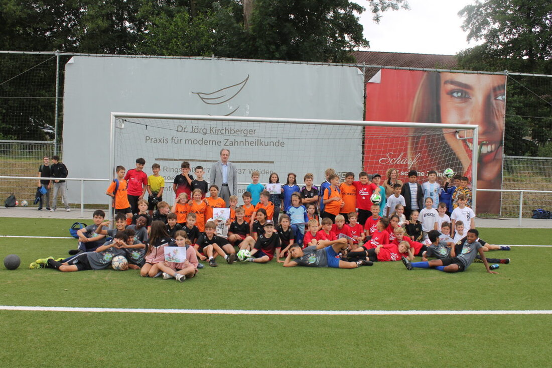 Pressath/Weiden. Die Vorrunde des Grundschul-Wettbewerbs Fußball in Eschenbach hatte die Grundschule Pressath mit ihrer Betreuerin Christina Wirth als Erster abgeschlossen und sich damit wie auch die Grundschule Grafenwöhr für das Finalturnier qualifiziert.