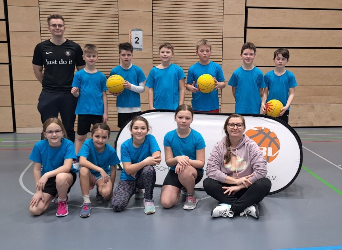 Neustadt. Beim Basketball-Grundschul-Cup in Neustadt zeigte das Team der Grundschule Pressath großen Teamgeist, verpasste jedoch oft das Ziel und gewann keine vordere Platzierung. Trotzdem hatten die Schüler Spaß und erhielten Urkunden, Eintrittskarten für ein Basketballspiel und einen Basketball.