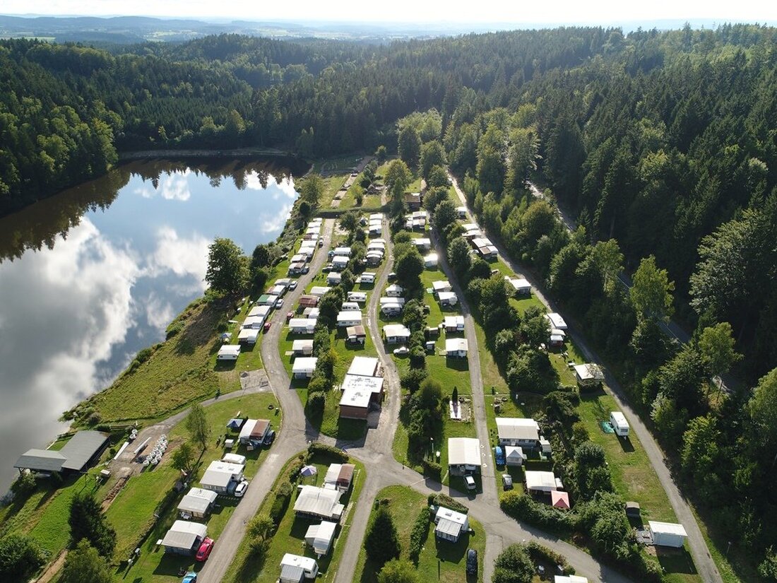Flossenbürg. Schon Tage vor der Wiedereröffnung nach der Corona-Pause standen die Telefone am Campingplatz Gaisweiher nicht still. „Wann dürfen wir endlich wiederkommen?“ lautete die alles entscheidende Frage. Am Samstag, den [&hellip;]