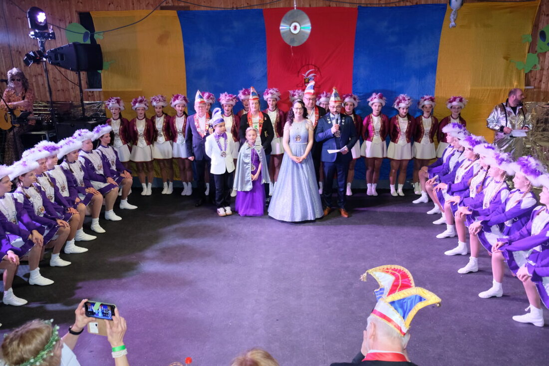 Eschenbach. Die EFG verwandelt die SCE-Festhalle in eine funkelnde Galaxie: Beim Faschingstanz sorgt das Thema Weltall mit Garden, Prinzenpaar und Showglanz für Helau.  