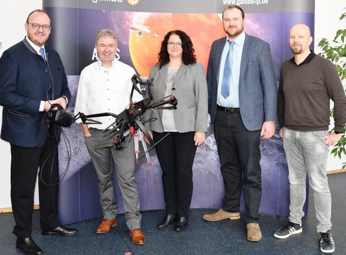 Altenstadt/WN. Geschäftsführer Claus Krapf und Prokurist Markus Meister führten Landrat Andreas Meier, Barbara Mädl und Stefan Härtl von der Wirtschaftsförderung des Landratsamtes durch die Firma Galileo ip und erläuterten den Angebotsbereich. [&hellip;]