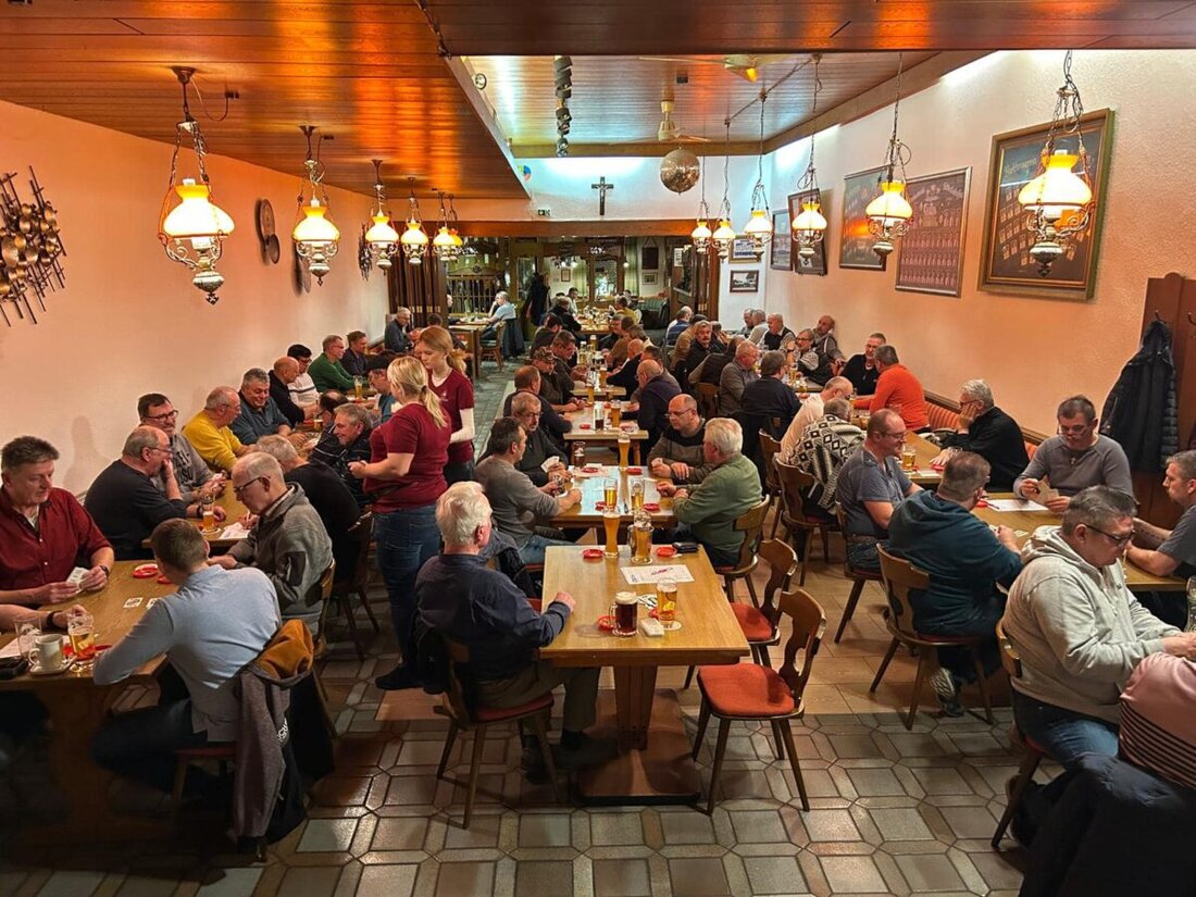 Teublitz. Der CSU-Ortsverband lädt am Freitag, 28. November 2025, zum Preisschafkopf in den Landgasthof Hintermeier. Einlass ab 18.30 Uhr, Spielbeginn 19 Uhr; bei 60 Spielen warten Gans und Ente, Startgebühr zehn Euro.