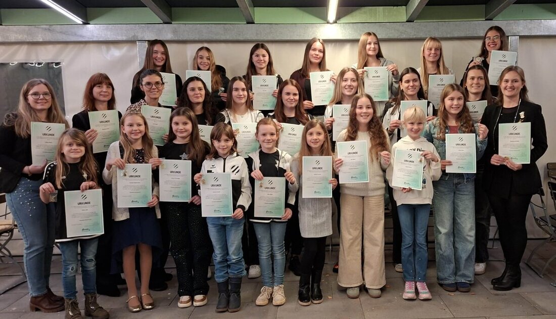 Kohlberg. Beim Faschingsauftakt 2026 im Sportheim des SV Kohlberg-Röthenbach ehrte die Gardeabteilung Tänzerinnen und Trainerinnen mit Urkunden und Ehrenpins. Besonders geehrt wurden Aktive mit 14 bis 25 Jahren.