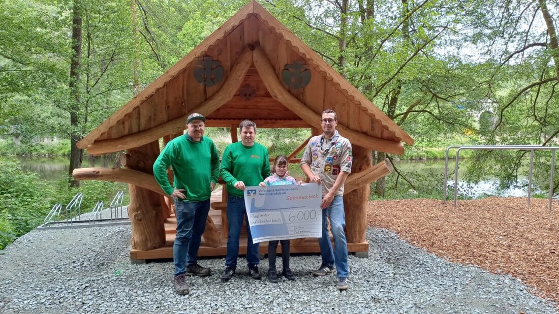 Windischeschenbach. Garten Punzmann spendete 6.000 Euro an Pfadfinder Windischeschenbach für den Ausbau ihres Abenteuerspielplatzes. Die Spende wurde aus dem Erlös einer Tombola am Tag der offenen Tür generiert.