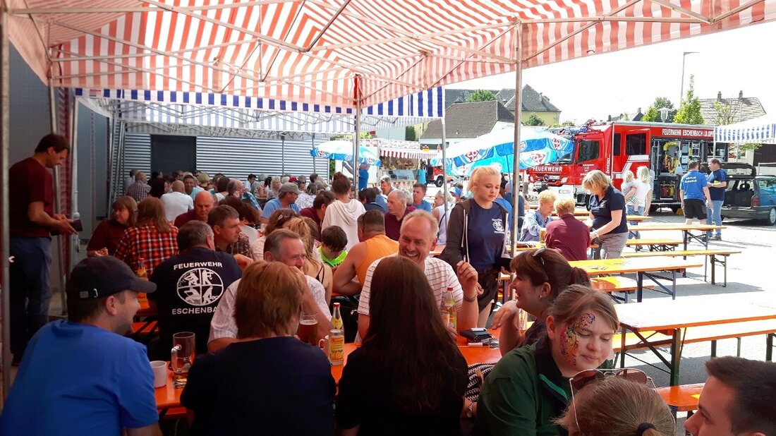 Eschenbach. Ein ordentliches Weißwurst-Frühschoppen ist doch der perfekte Start in den Tag. Das dachten sich wohl auch die Eschenbacher Feuerwehrler zur Eröffnung ihres alljährlichen Gartenfestes, mit dem sie einen rundum [&hellip;]