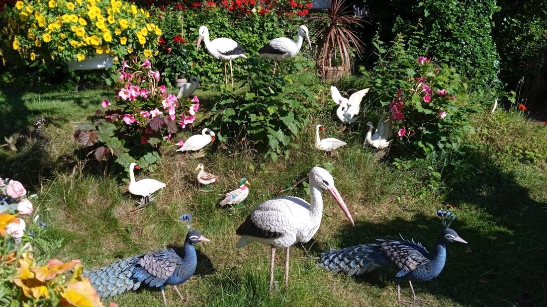 Floß. Im Garten von Christina Kreuzer blüht und summt es zwischen Kirschbaum, Wildblumen und Rasenflächen. Solarlämpchen schaffen nachts Romantik, während scheinbar echte Störche, Schwäne, Enten und ein Pfauenpaar Eleganz geben.