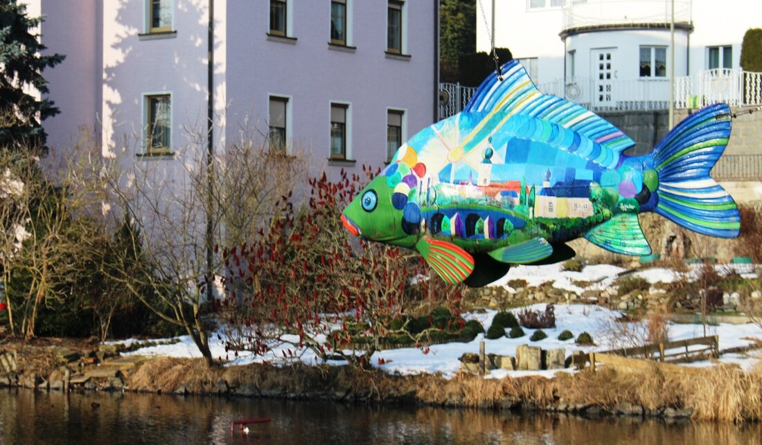 Tirschenreuth. Vandalen haben ihre Zerstörungswut an einem Deko-Karpfen am Parkplatz an der Mühlmühlstraße ausgelassen. Die Polizei ermittelt.  Laut Polizei haben vermutlich mehrere unbekannte Täter den rund zwei Meter großen “Dekorations-Kunststoffkarpfen” [&hellip;]