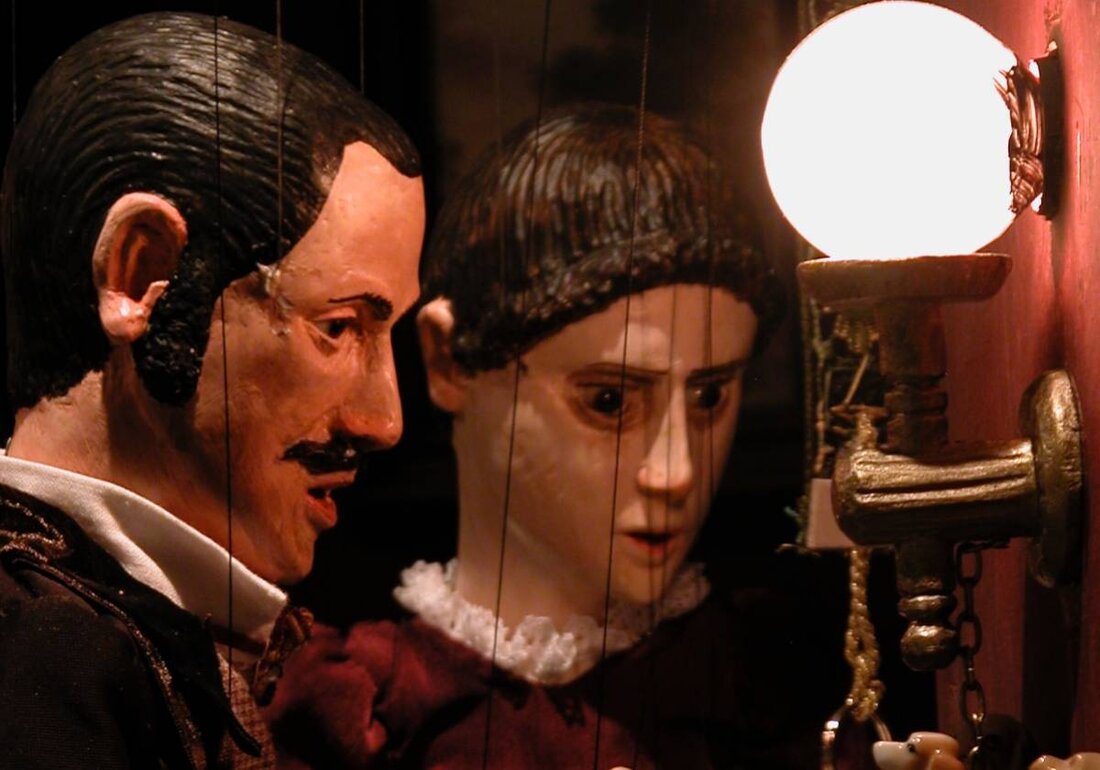 Schwandorf. Im Marionettentheater Schwandorf wird der britische Thriller "Gaslicht" aus dem Jahre 1938 aufgeführt, der die Geschichte eines Ehepaares in London 1880 erzählt, dessen Leben durch manipulatives Verhalten in eine Krise gerät. Tickets sind online über okticket.de erhältlich.