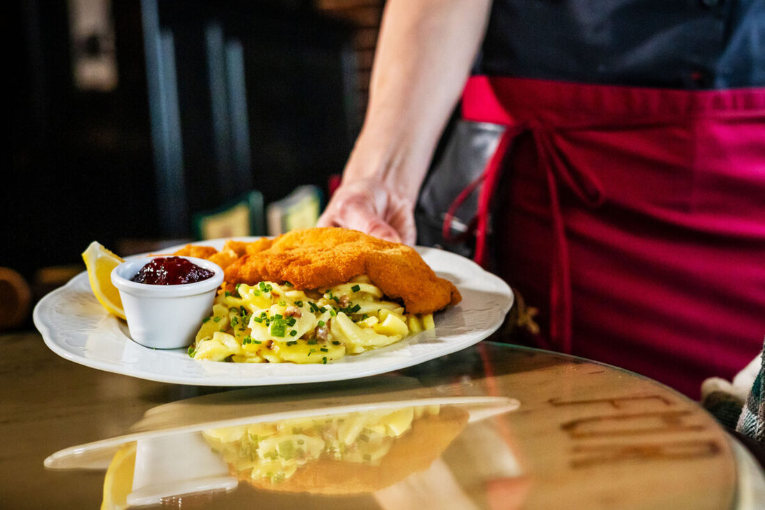 Nordoberpfalz. Trotz sinkender Umsatzsteuer zum 1. Januar wird das Essen in Gaststätten nicht günstiger, da Wirte laut NGG die Preise gleich halten, um Kosten wie hohe Energie- und Lohnkosten zu decken. Die Gewerkschaft NGG empfiehlt Gästen, die Preise ihrer Lieblingsgerichte zu überwachen und Wirte im Januar zur Rechenschaft zu ziehen.