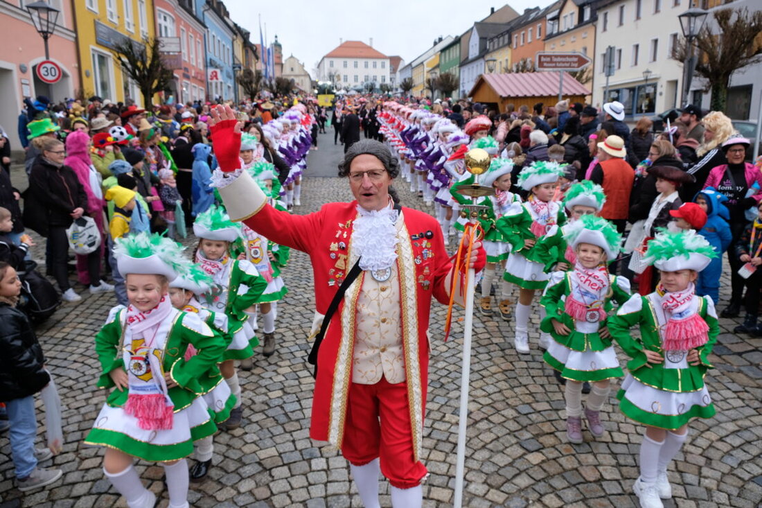 Eschenbach. Am Faschingssamstag rollt ab 13.30 Uhr der bunte Gaudiwurm durch die Altstadt – über 50 Gruppen mit rund 1.000 Mitwirkenden sorgen für Musik, Witz und süßes Wurfmaterial.