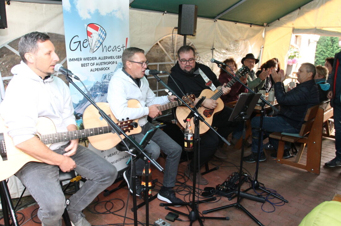 Georgenberg. Trotz Regen ziehen Daniel und Melanie Siebert das Open Air mit der Band "Ge heast!" durch. Die Band, seit 2023 aktiv, begeistert mit Austropop und Alpenrock.