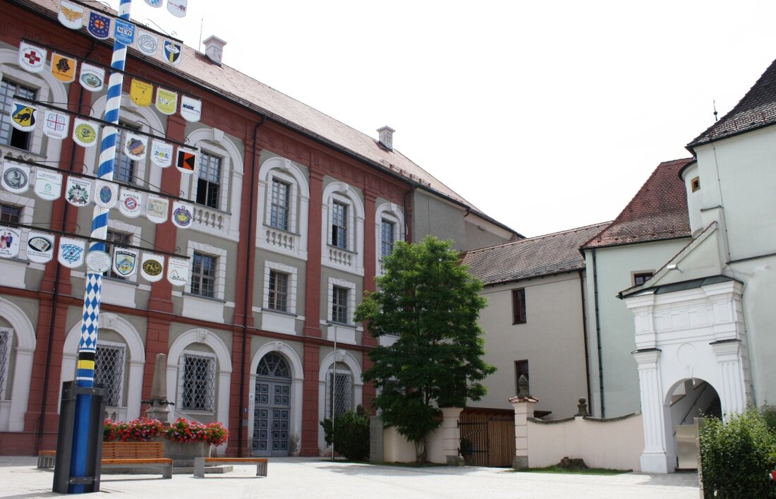 Neustadt/WN. Das Landratsamt Neustadt/WN hat ab sofort einheitliche und damit in vielen Bereichen leicht veränderte Öffnungszeiten. Ab sofort hat das Landratsamt von Montag bis Freitag am Vormittag von 8.00 bis [&hellip;]