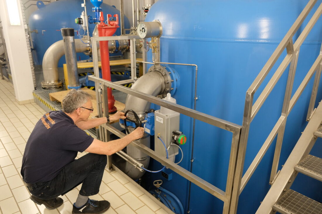 Grafenwöhr. Die Stadtwerke erhöhen ab 1. Januar 2026 die Gebühren für Wasser und Abwasser. Je nach Verbrauch und Haushalt steigen die Kosten um 33 bis 100 Euro pro Jahr, wegen höherer Energie- und Lohnkosten sowie dem Wassercent.