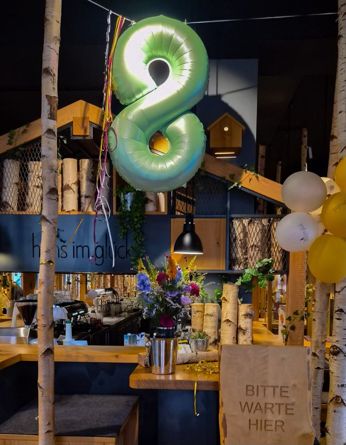 Amberg. HANS IM GLÜCK hat am 21. August 2026 sein achtjähriges Bestehen mit einem Geburtstagsabend im Restaurant gefeiert. Besucherinnen und Besucher trafen sich zum Jubiläum vor Ort und nutzten die Gelegenheit für einen gemeinsamen Ausklang des Tages.