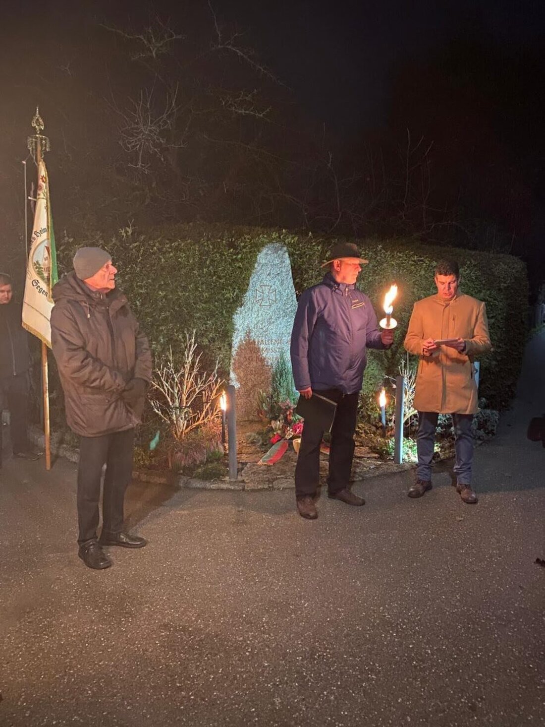 Weiden. Einen Tag vor Heiligabend gedachten die EAW-Hammerwegsiedler am Friedensmal ihrer Verstorbenen. Bürgermeister Lothar Höher und zwei Pfarrer sprachen Trost; 80 Jahre Kriegsende und Zusammenhalt standen im Fokus.