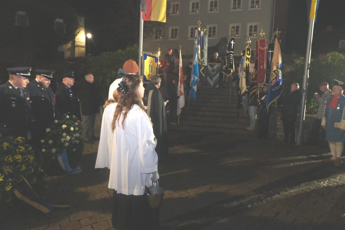 Floß. Zum 8. Mai 1945 gedachten Bürger, Vereine und Geistliche mit einem Trauerzug und Reden der Opfer von Krieg und Gewalt. Hans Eismann und Bürgermeister Lindner mahnten Verantwortung und Frieden.