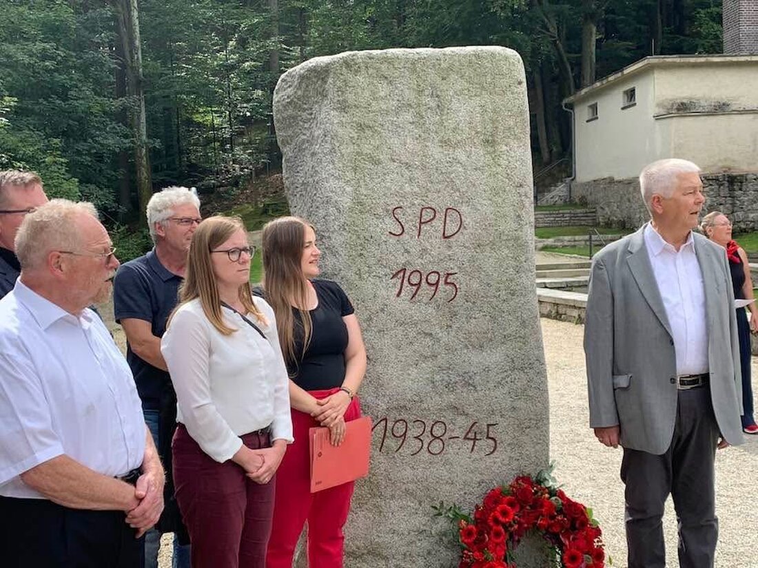 Flossenbürg. Die SPD-Arbeitsgemeinschaft 60plus hat eine Gedenkfeier für die Opfer des Nationalsozialismus veranstaltet und ein klares Zeichen gegen Hass und Rechtsradikalismus gesetzt. Es sprach SPD-Landeschefin Ronja Endres.