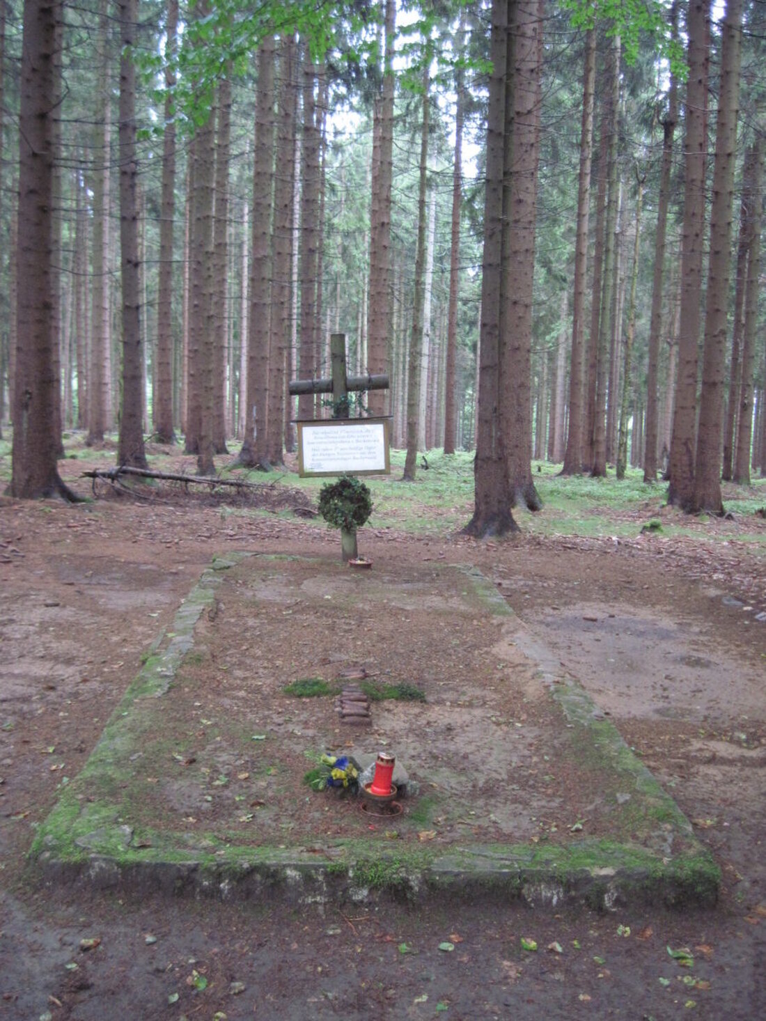 Georgenberg. Eine Gedenkveranstaltung erinnert am 26. April an die Opfer der Todesmärsche zum Ende des Zweiten Weltkriegs, darunter 37 Häftlinge aus Buchenwald. Bevölkerung ist eingeladen; mit Programm in Stará Knížečí Huť um 15.30 Uhr, Spendenbasis für Eintritt.