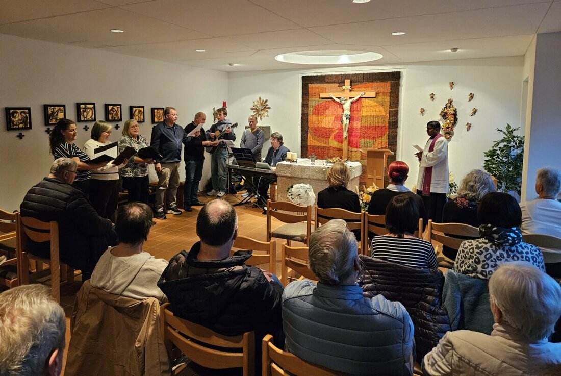 Hammergmünd/Grafenwöhr. Im BRK-Seniorenheim Hammergmünd wurde im November der Verstorbenen der letzten zwölf Monate gedacht. Kaplan Naresh Manda leitete die Andacht, „In Your Name“ sang, Kerzen und Gespräche spendeten Trost.