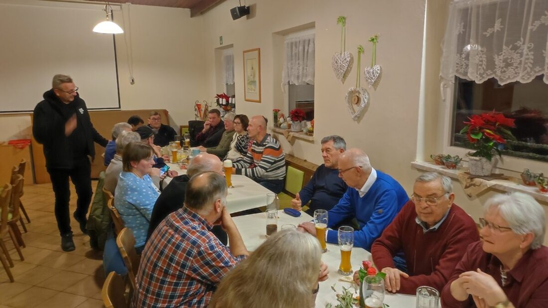 Weiherhammer. Die Krieger- und Soldatenkameradschaft blickte beim Jahresabschluss am 25. November im TSG-Sportheim zurück. Nach einer Gedenkminute für Richard Schlosser sorgten Rückblicke und Gespräche für einen langen Abend.