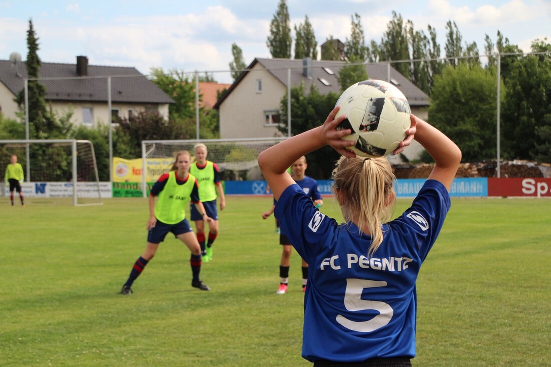 Kirchenthumbach. Auf dem Sportgelände des SC Kirchenthumbach konnten die zahlreichen Besucher beim 1. Gedikom-Cup besten Fußball live erleben. Die B-Junorinnen zeigten auf dem Platz ihr Können. Von Jürgen Masching Um 11 [&hellip;]