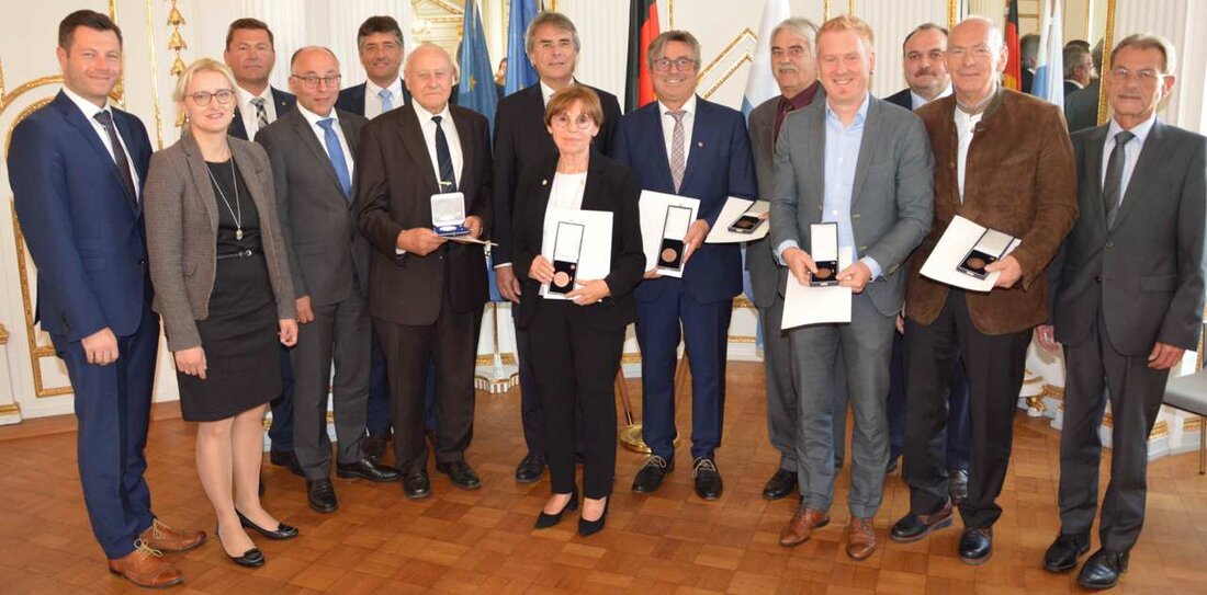 Weiden/Neustadt/WN/Eslarn/Pleystein/Grafenwöhr. Sechs Nordoberpfälzer bekommen Verdienstmedaillen in Silber und Bronze verliehen. Damit wird ihr Engagement als kommunale Mandatsträger geehrt.  “Sie haben erheblich mehr als das Notwendige, mehr als das im Allgemeinen [&hellip;]