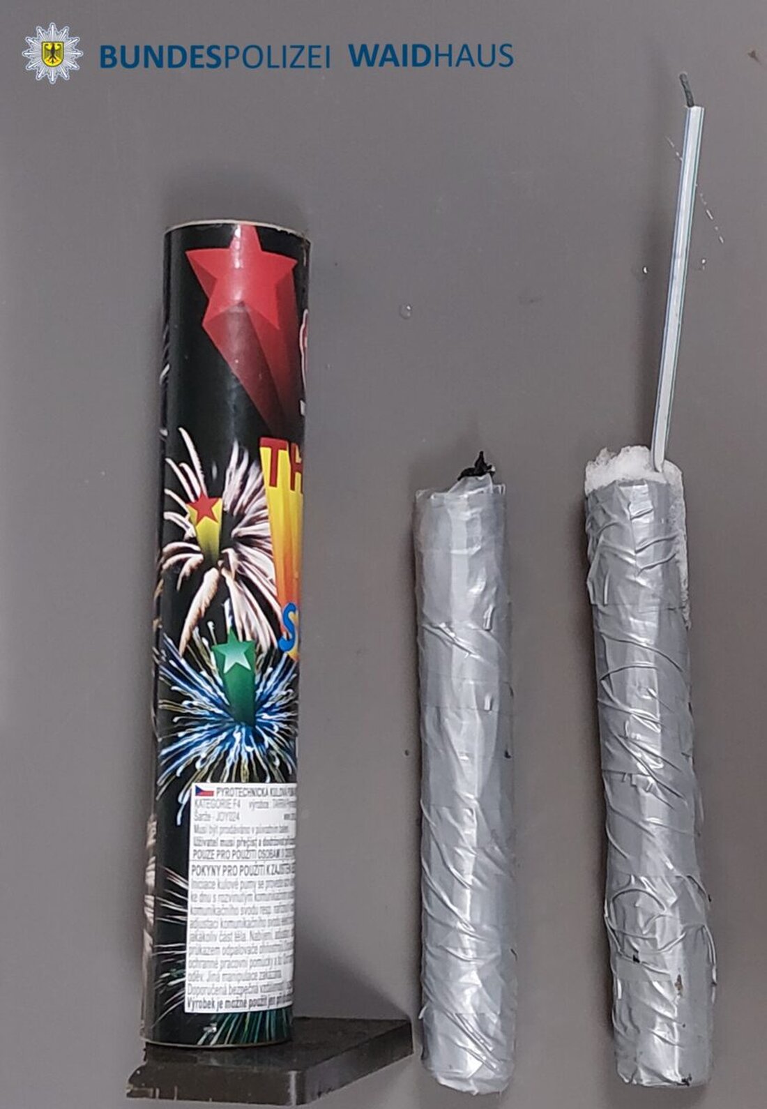 Bärnau. Eine Spaziergängerin fand am Ortsrand ein mutmaßlich selbstgebautes Pyrotechnik-Gebilde und brachte es zur Bundespolizei. Spezialisten stuften den Fund als gefährlich ein und sprengten ihn kontrolliert.