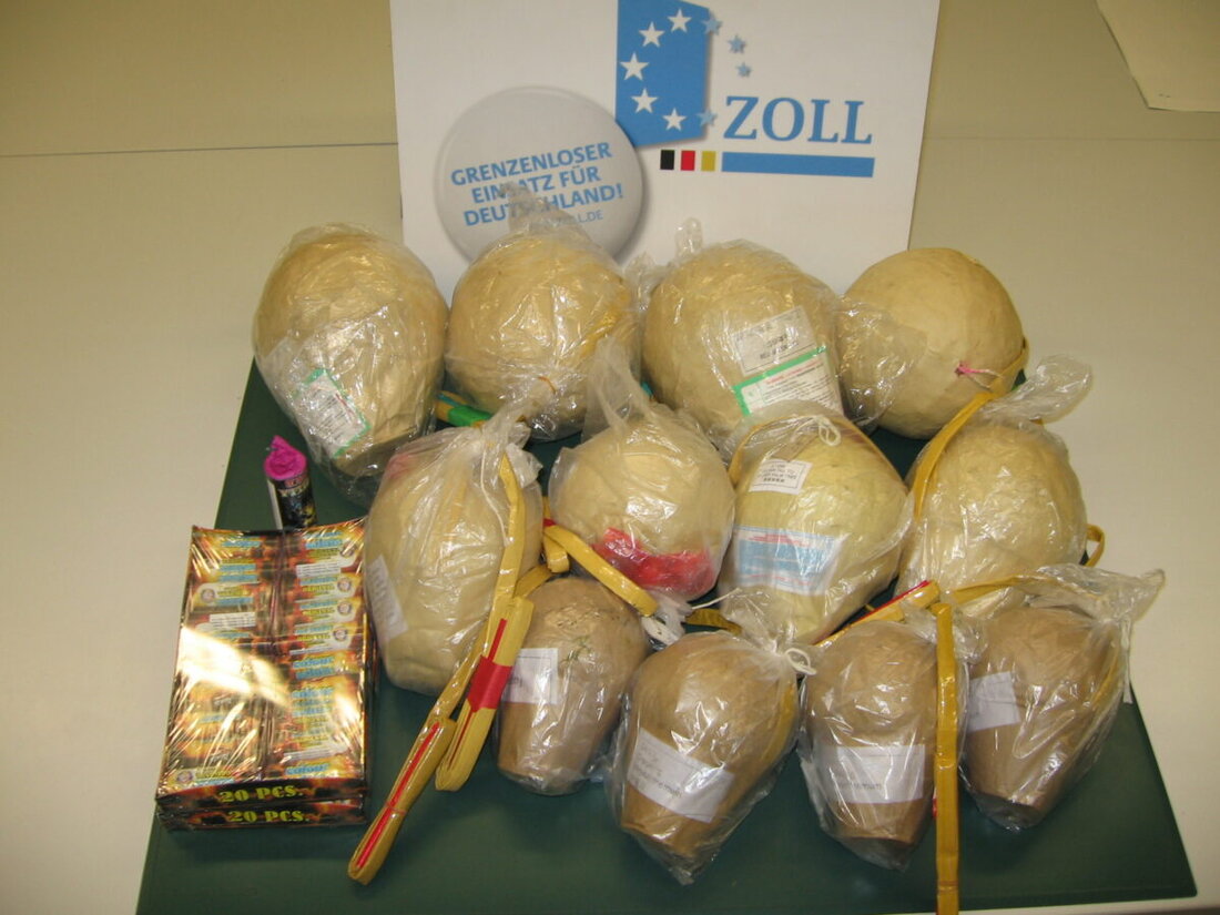 Regensburg/Waidhaus. Zollbeamte haben im November und Dezember satte 92 Kilogramm illegale Feuerwerkskörper  beschlagnahmt. Die Behörde warnt: Illegale Produkte bergen ein hohes Risiko für Verletzungen und Brände.