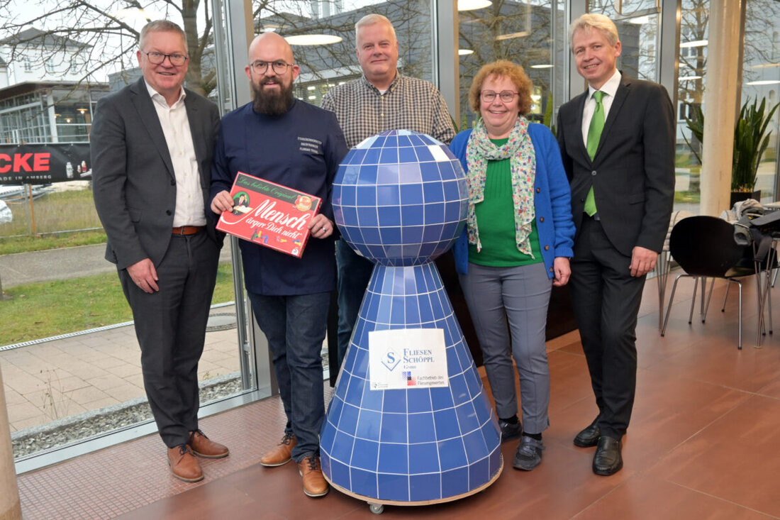 Amberg. Eine überdimensionale, geflieste Spielfigur vom Spiel "Mensch-ärgere-dich-nicht" ziert nun den Wintergarten der Mensa der OTH Amberg-Weiden.