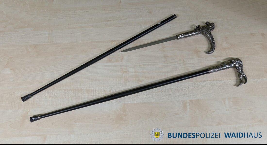Waidhaus. Bei Kontrollen in Waldsassen stellte die Bundespolizei zwei als Gehstock getarnte Dolche sicher. Zudem beschlagnahmte sie Reizstoffsprühgeräte, einen Schlagring und mehrere verbotene Messer.